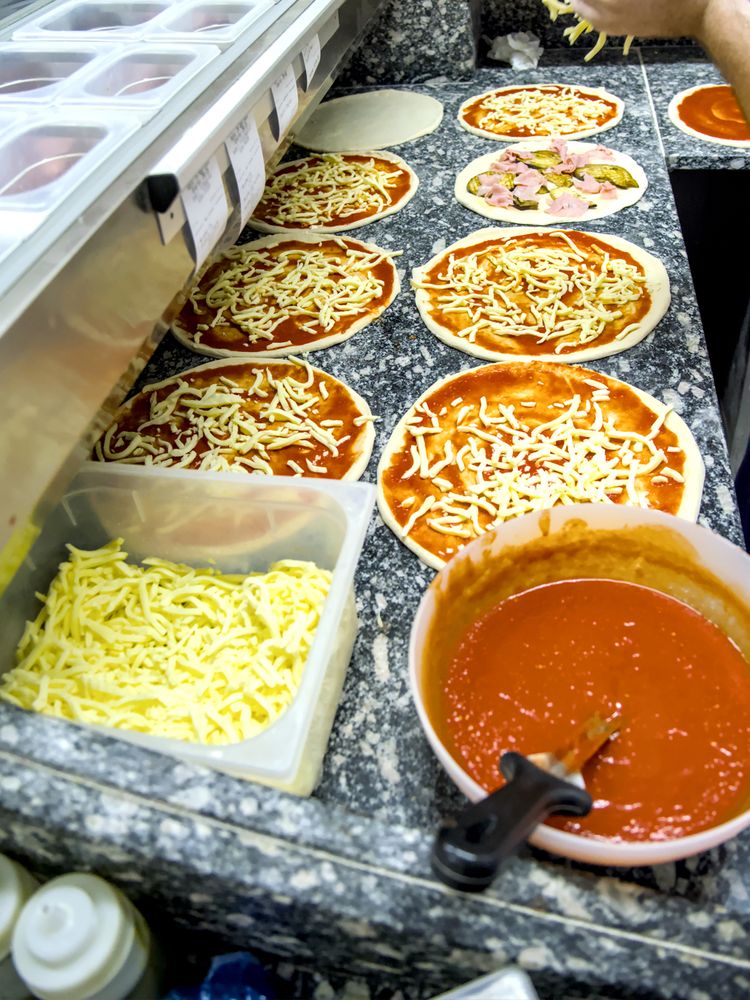 Il banco di preparazione delle pizze