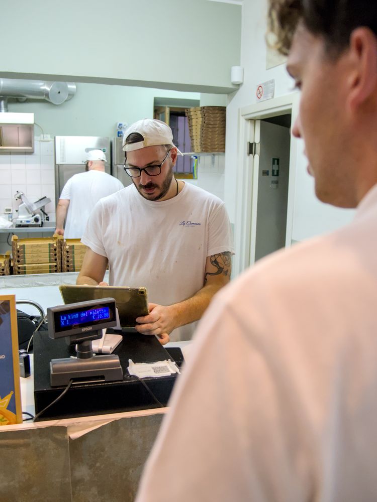 Il pizzaiolo alla cassa con i clienti