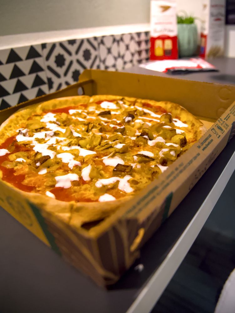 Pizza da asporto nel cartone