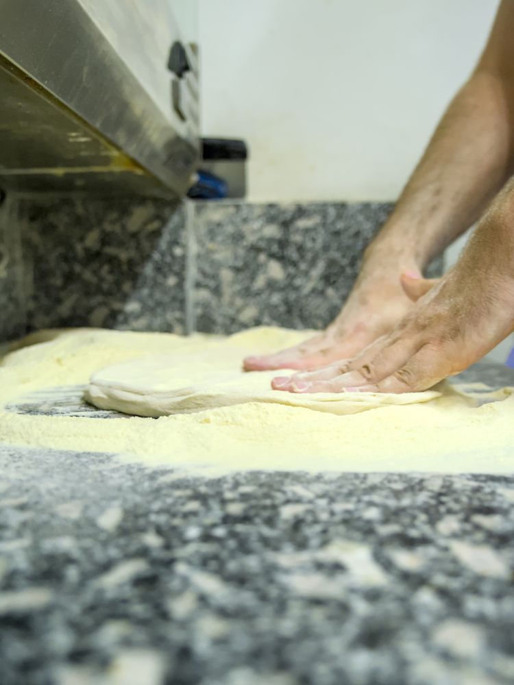 Stesura dell'impasto a mano